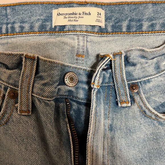 Abercrombie & Fitch Light Blue Denim Slouchy Mid Rise Jeans - Picture 2 of 3